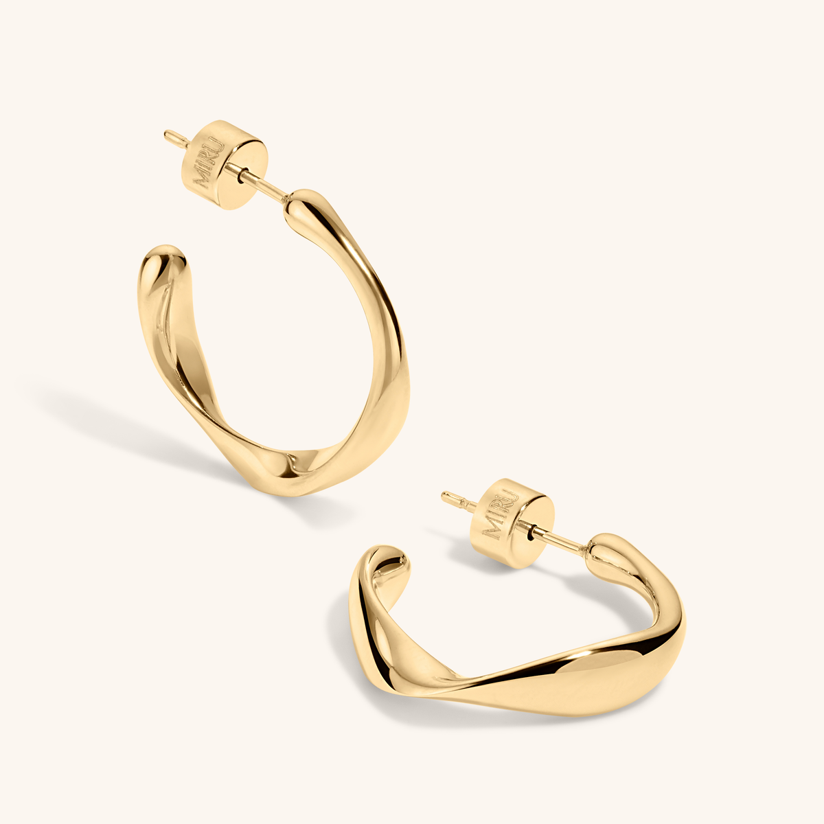 Möbius Hoop in gold – angled view
