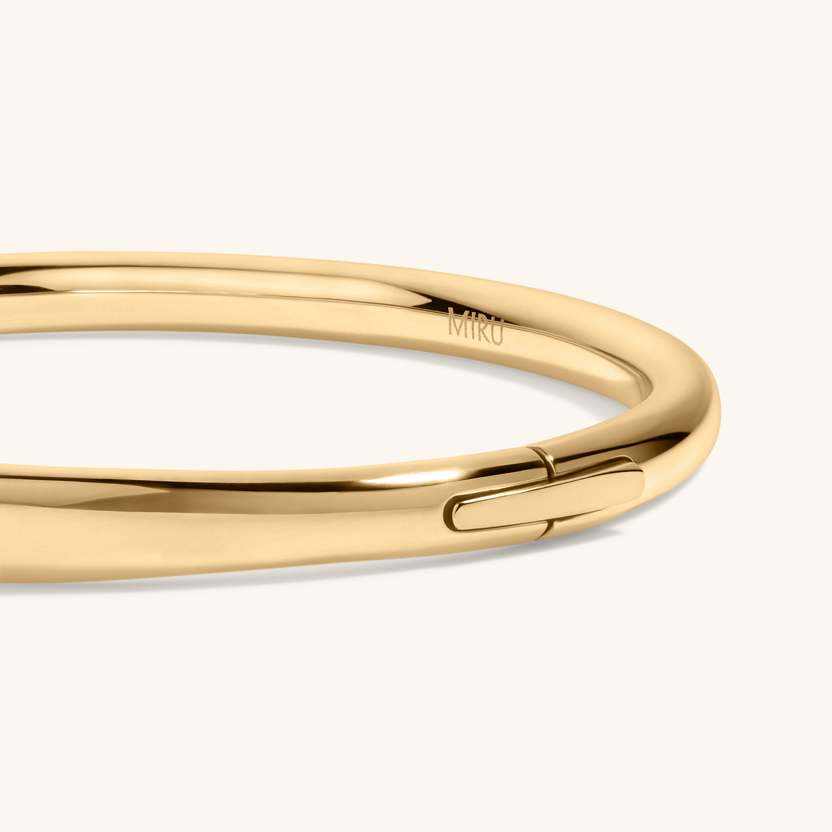 Möbius Bangle in gold – clasp detail
