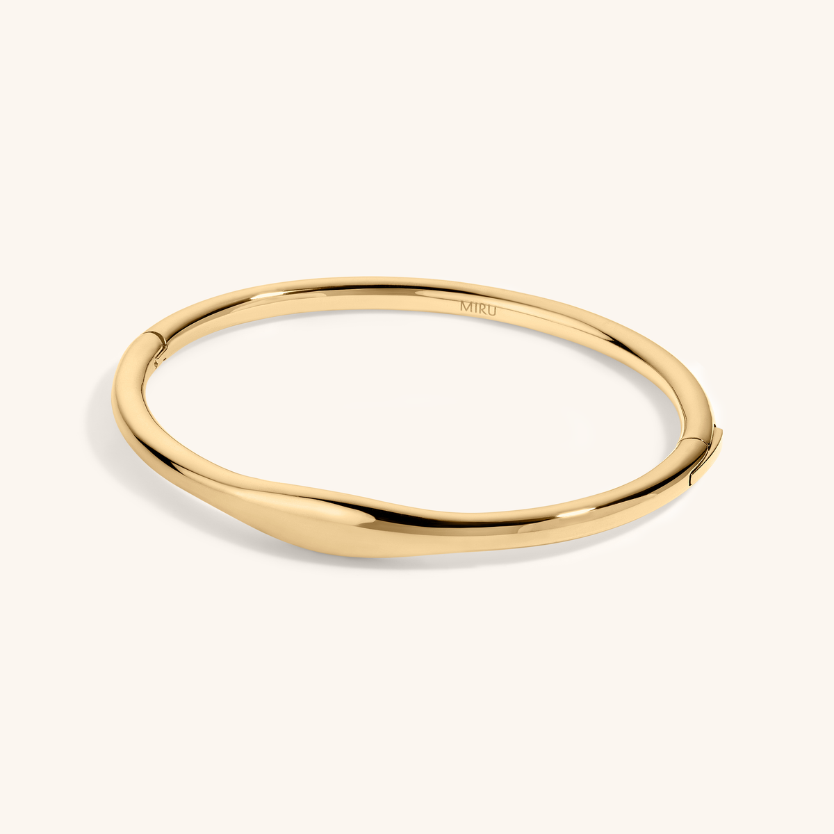 Echo Bangle in gold – angled view