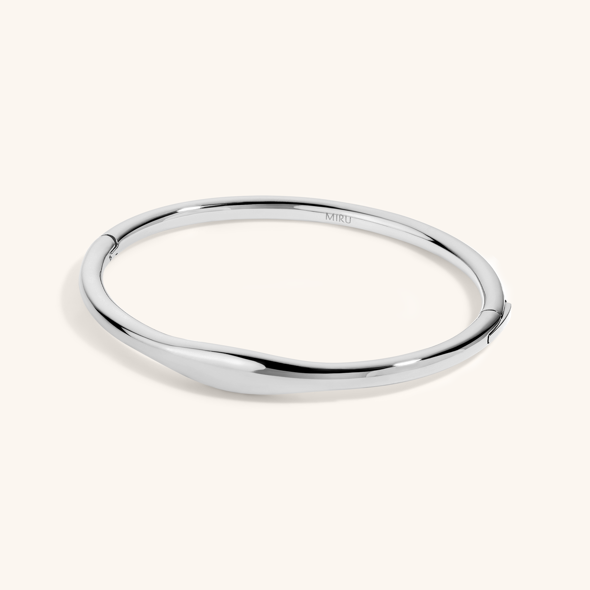 Echo Bangle in silver – angled view
