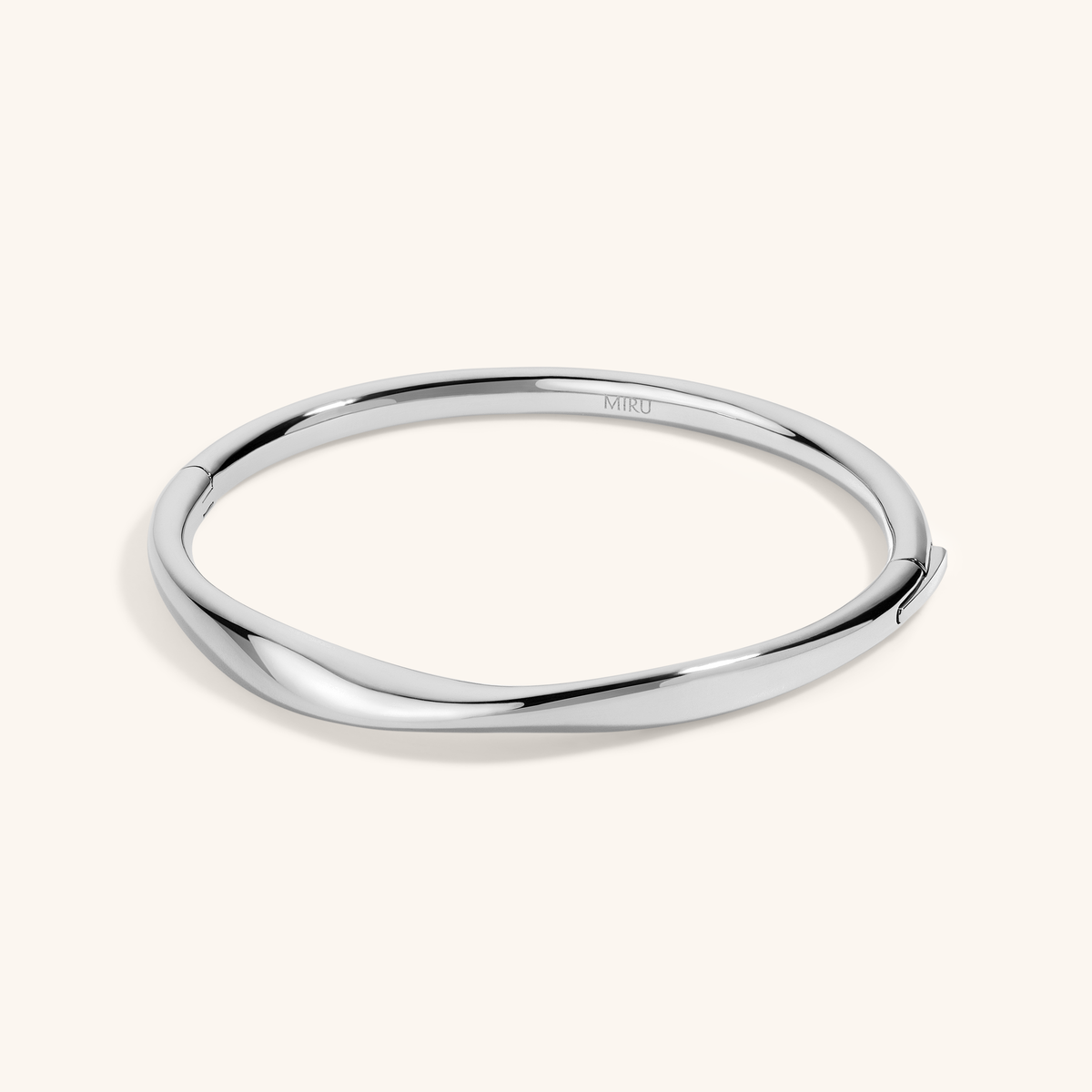 Möbius Bangle in silver – angled view