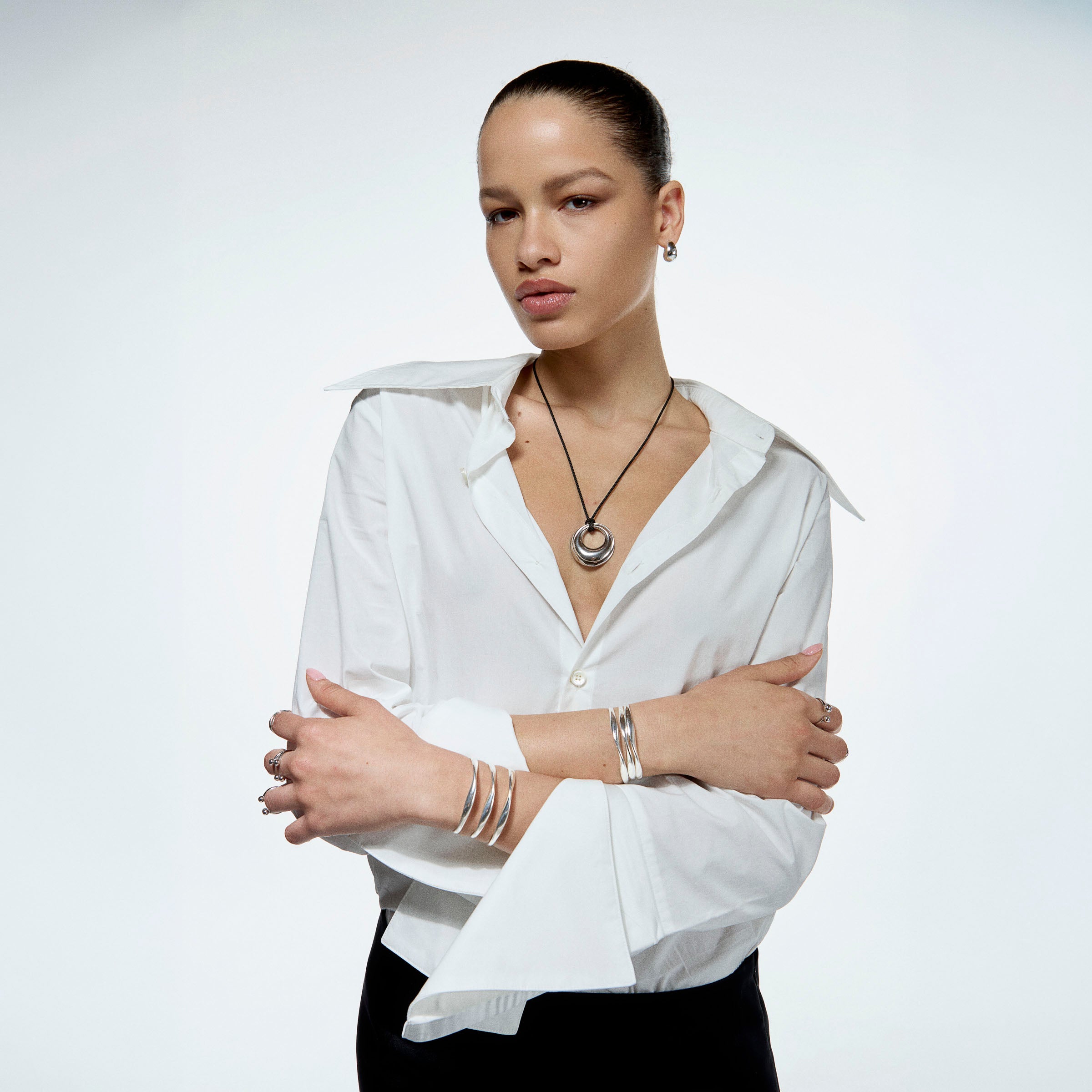 Möbius Fine Cuff (Silver) on model