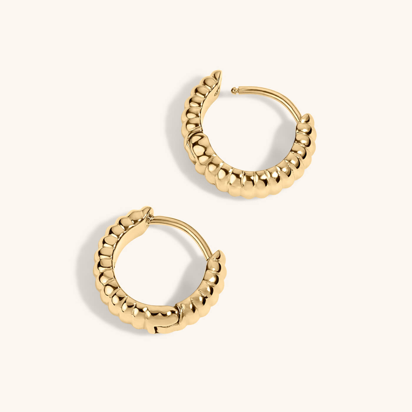 Plisse Huggie Hoops in Titanium - Gold