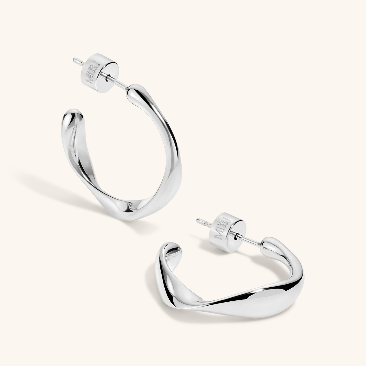 Möbius Hoop in silver – angled view