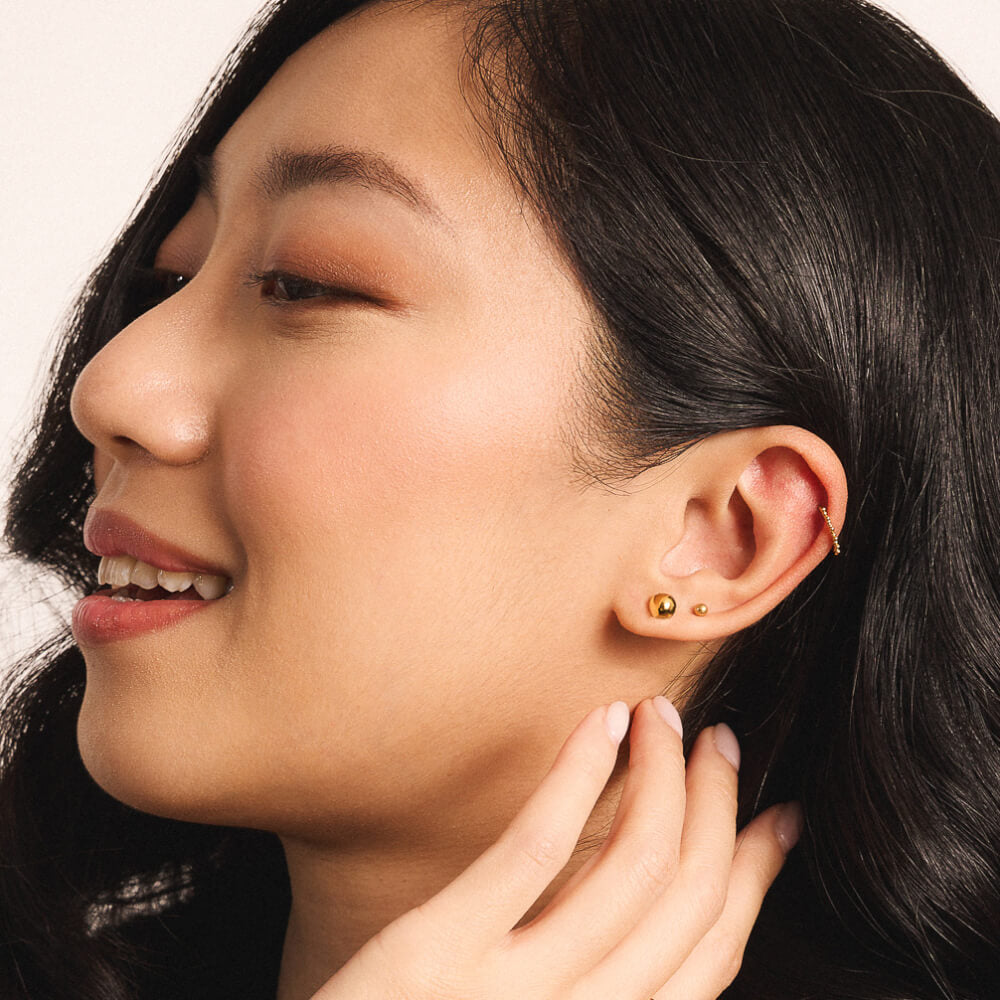 Little Sphere Nap Earrings in Gold 3mm and 6mm comparison on model