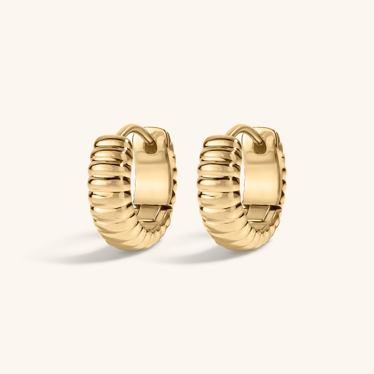 Plisse Huggie Hoops, 13mm - Gold