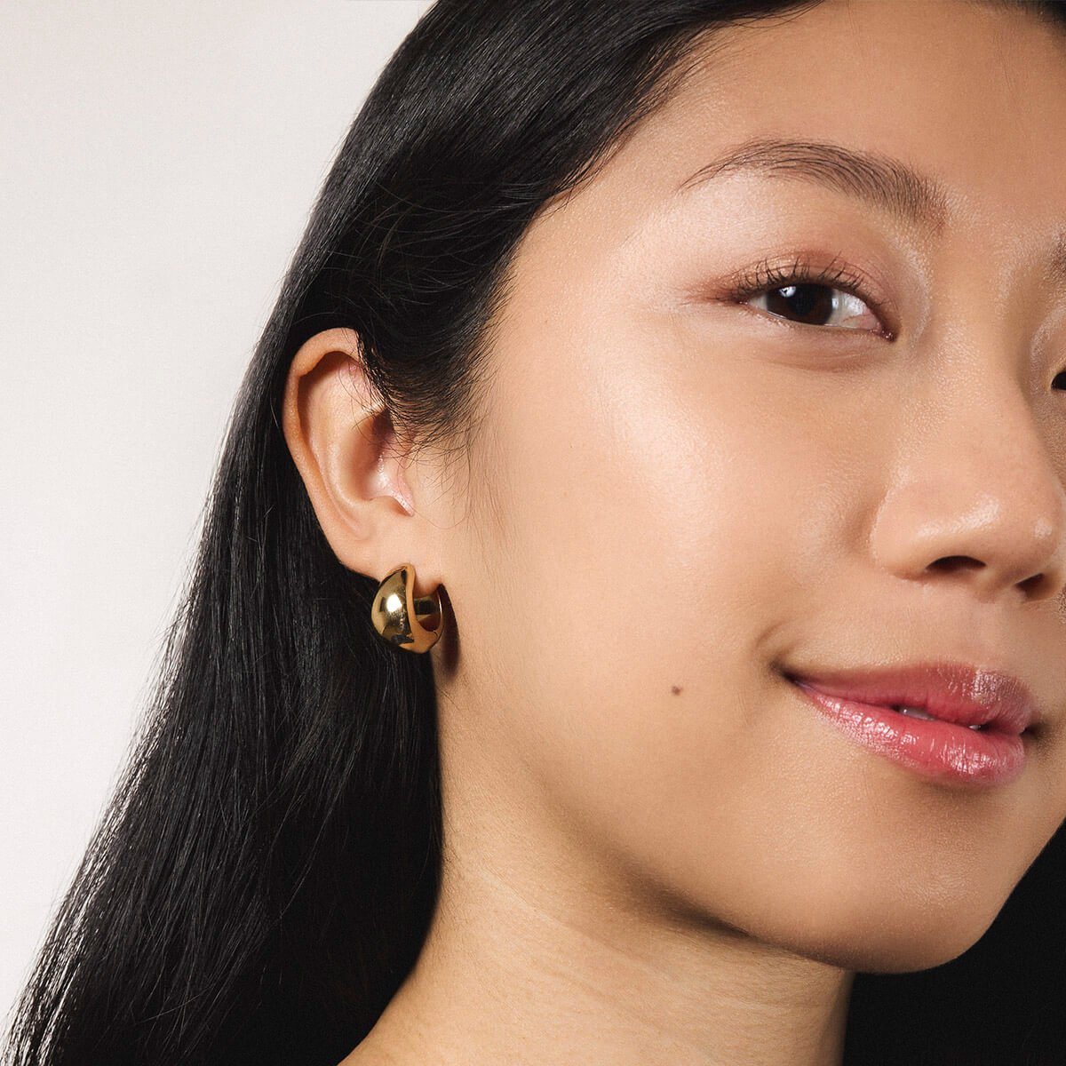 Mini Dewdrop Hoops in Titanium - Gold (On Model)