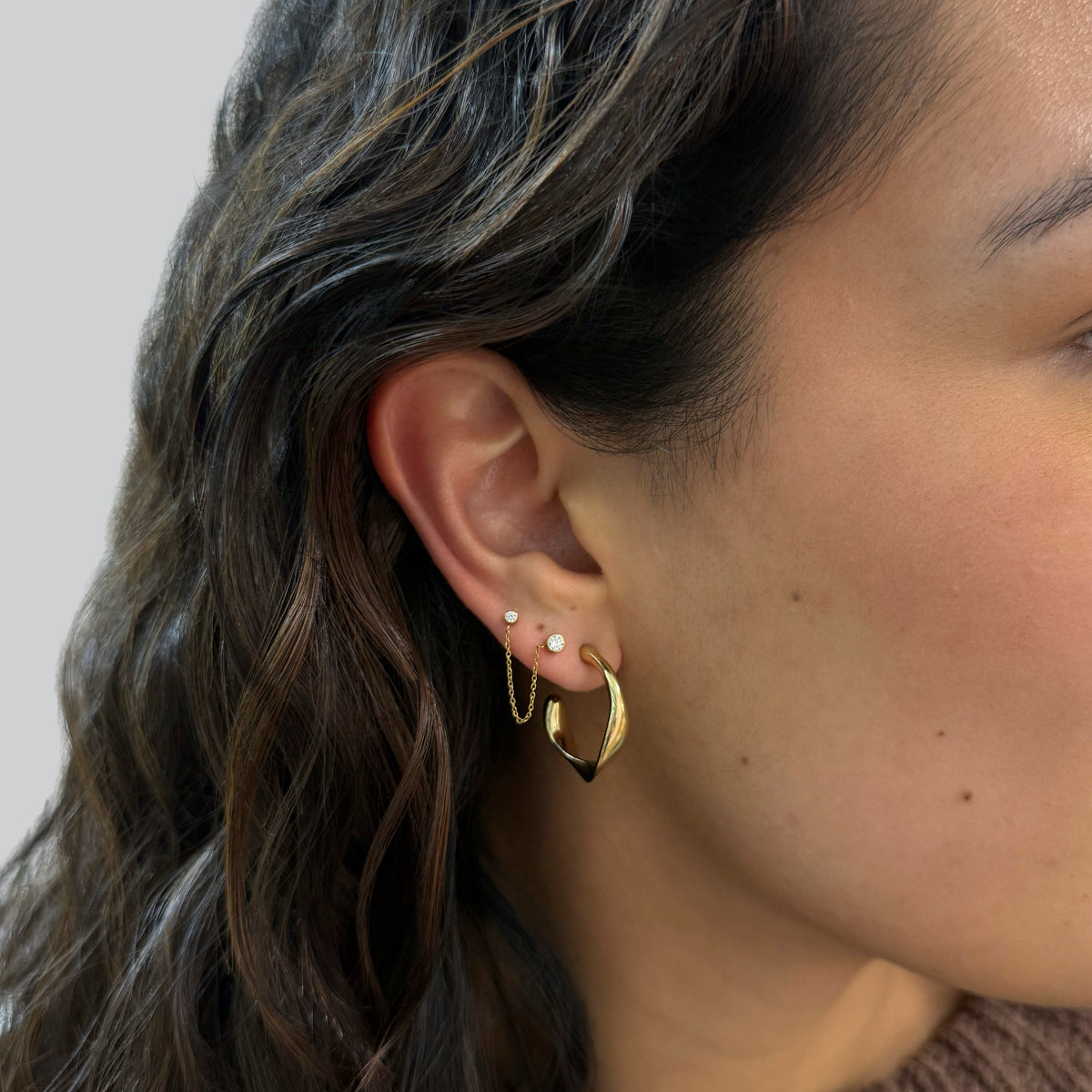 Möbius Hoop in gold on model