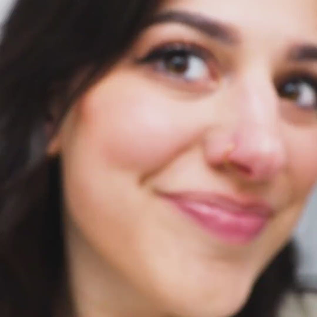 Classic Cartilage Hoop on model video (Titanium - Gold)