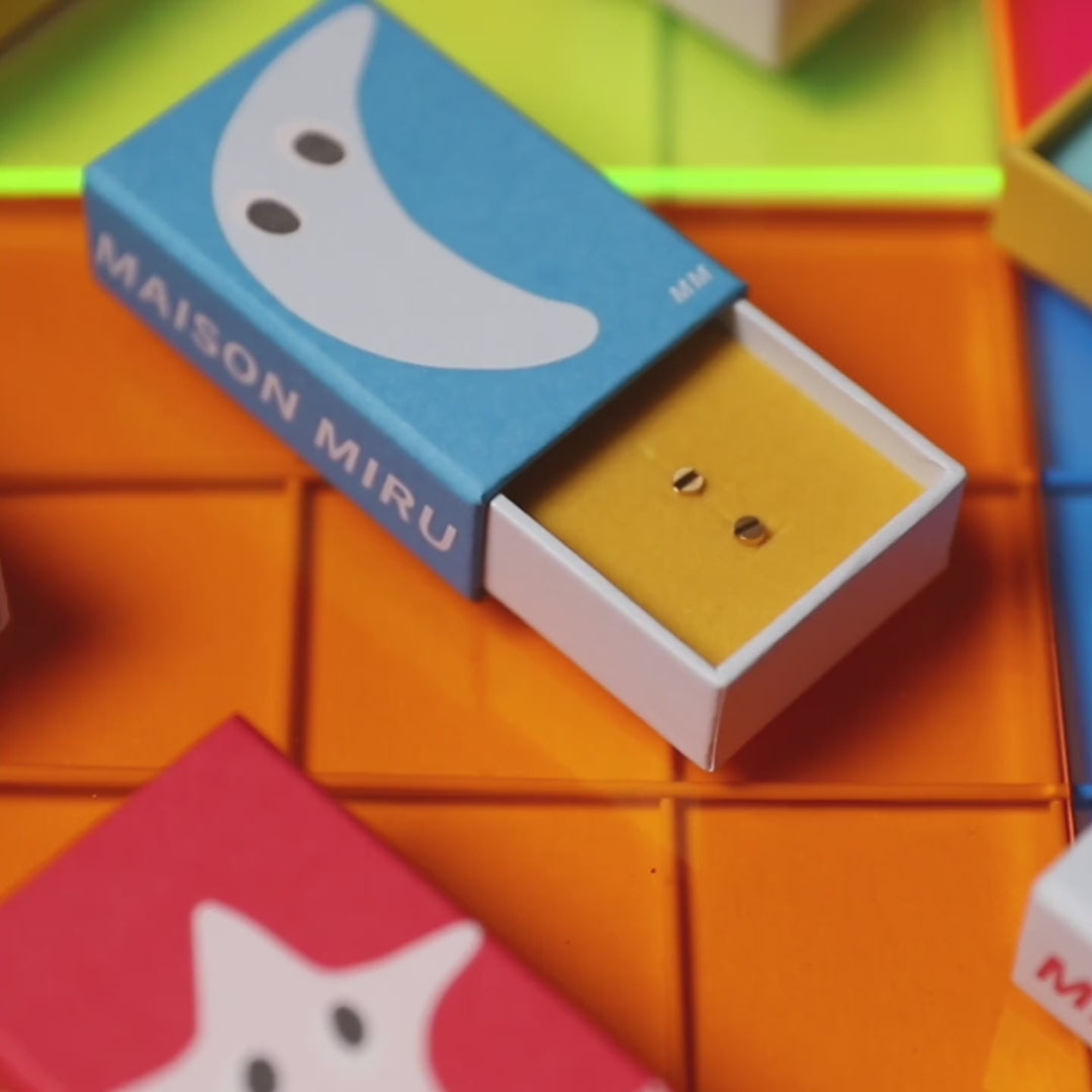 Bolt Studs in Titanium (Gold) flatlay video