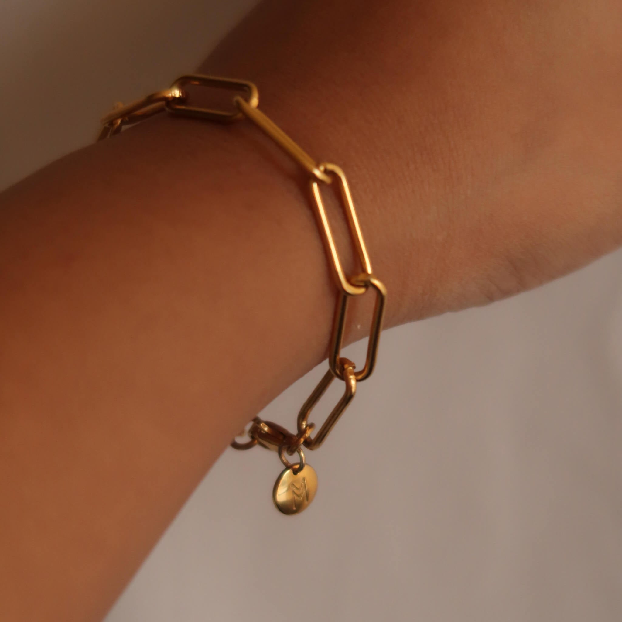 Explorer bracelet (Gold) on model